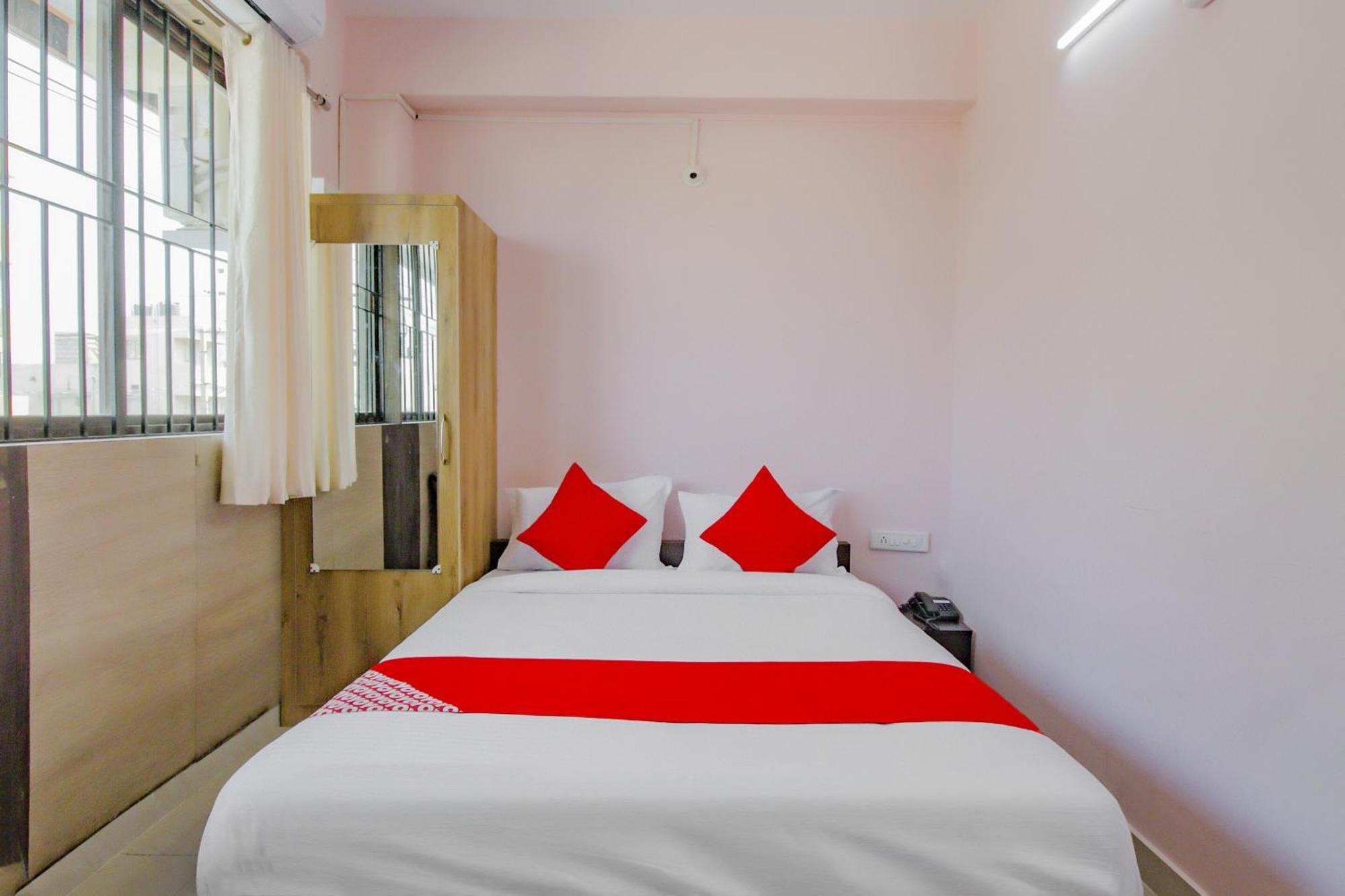 Oyo 79181 Sri Dhanalakshmi Boarding & Lodging บังกาลอร์ ภายนอก รูปภาพ
