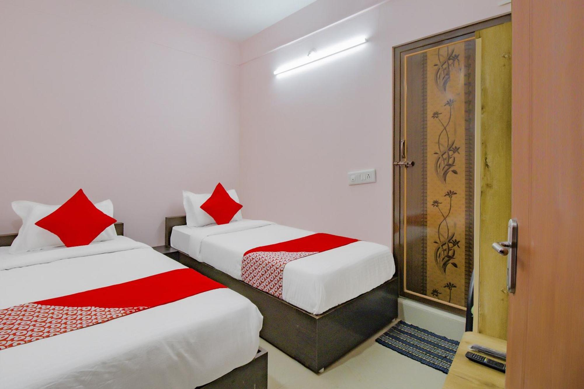 Oyo 79181 Sri Dhanalakshmi Boarding & Lodging บังกาลอร์ ภายนอก รูปภาพ