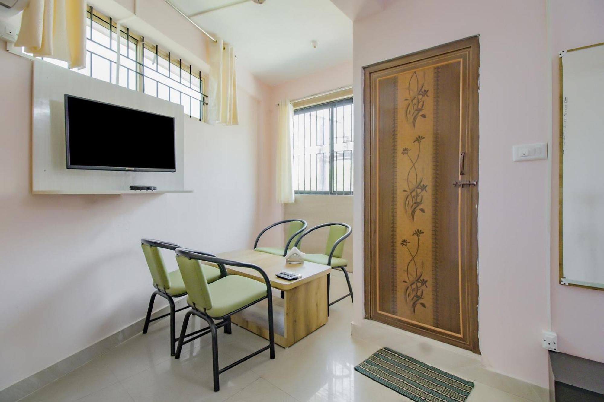Oyo 79181 Sri Dhanalakshmi Boarding & Lodging บังกาลอร์ ภายนอก รูปภาพ