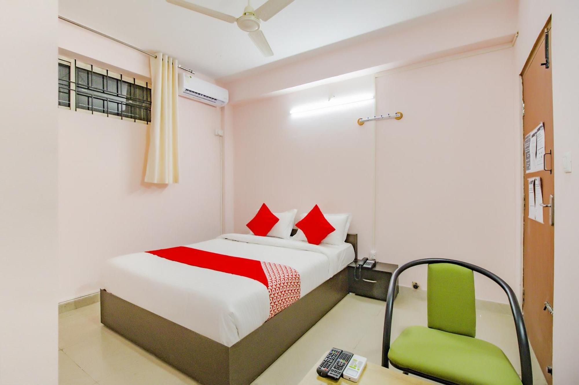 Oyo 79181 Sri Dhanalakshmi Boarding & Lodging บังกาลอร์ ภายนอก รูปภาพ