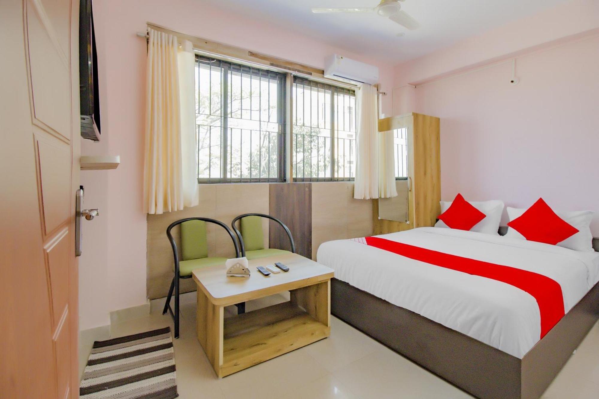 Oyo 79181 Sri Dhanalakshmi Boarding & Lodging บังกาลอร์ ภายนอก รูปภาพ