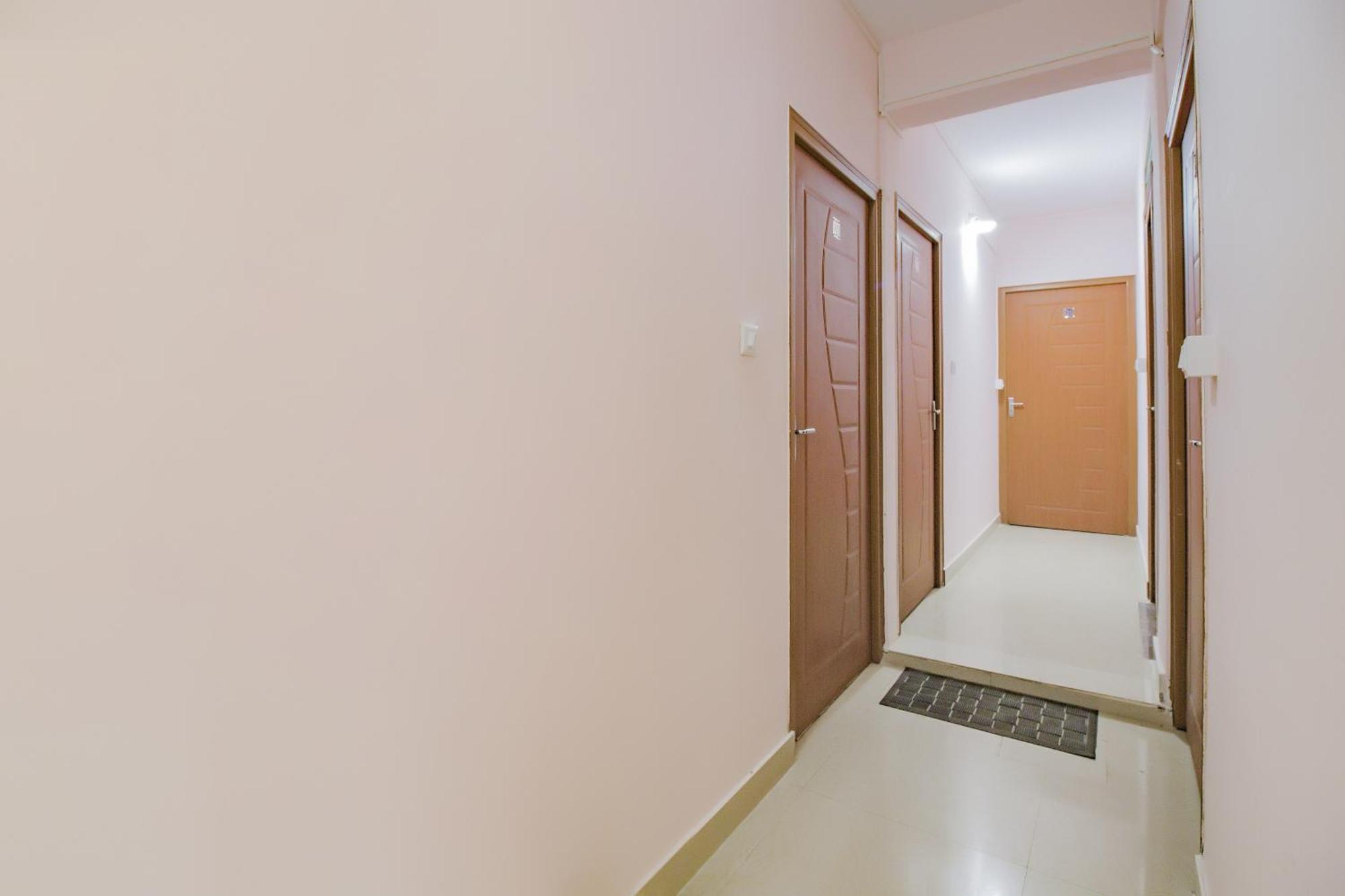 Oyo 79181 Sri Dhanalakshmi Boarding & Lodging บังกาลอร์ ภายนอก รูปภาพ