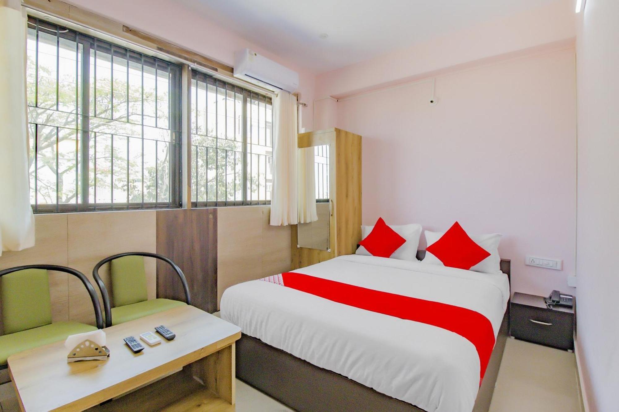 Oyo 79181 Sri Dhanalakshmi Boarding & Lodging บังกาลอร์ ภายนอก รูปภาพ